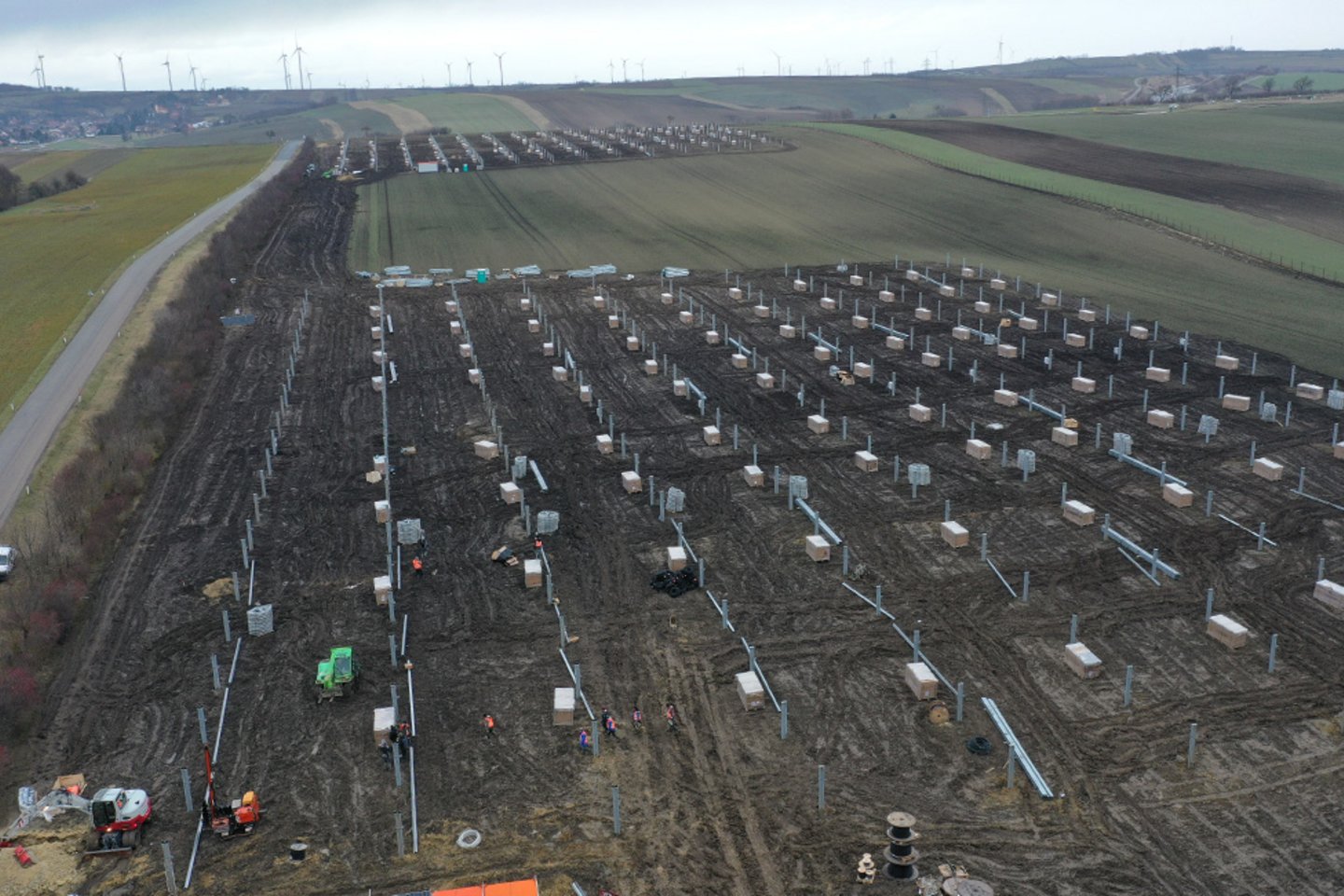 Bau der Agri-PV-Anlage EWS Pellendorf,  Hybridpark Windenergie und Agri-Photovoltaik