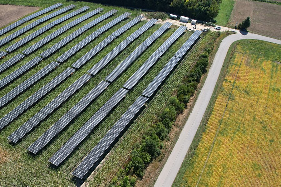 Erntezeit auf der Agri-PV-Anlage EWS Pellendorf,  Hybridpark Windenergie und Agri-Photovoltaik